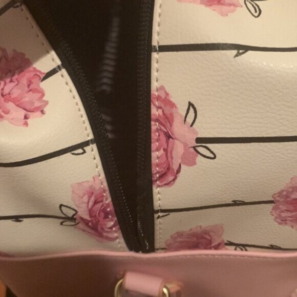 Betsey Johnson Luv Pink Rose Travel Tote duffle bag (doesn’t zip due to broken) - Picture 6 of 11